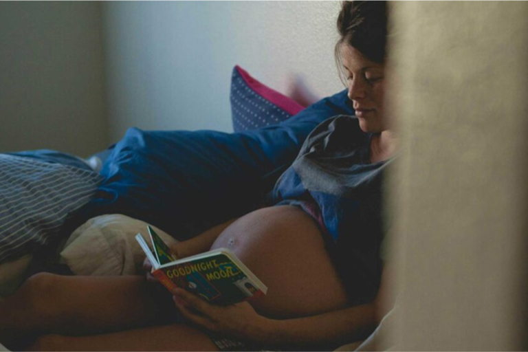 Maman enceinte en train de lire