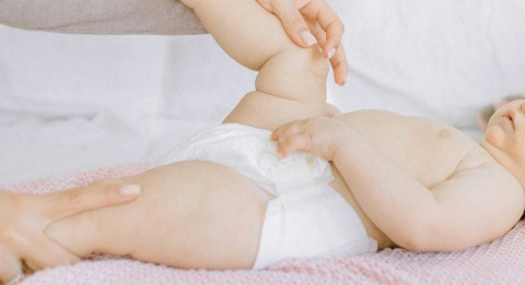 bébé se fait changer la couche