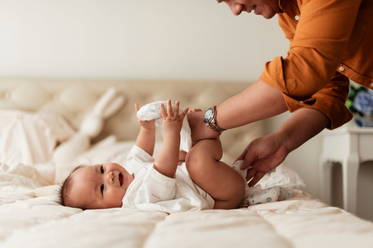 F0440_Parenting _Diaper Tips_Lift_Shift